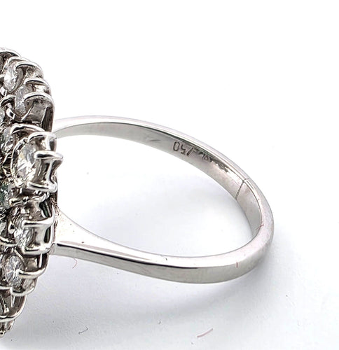 Bague 55 Magnifique bague en or blanc avec une émeraude centrale et des diamants tout autour. 58 Facettes