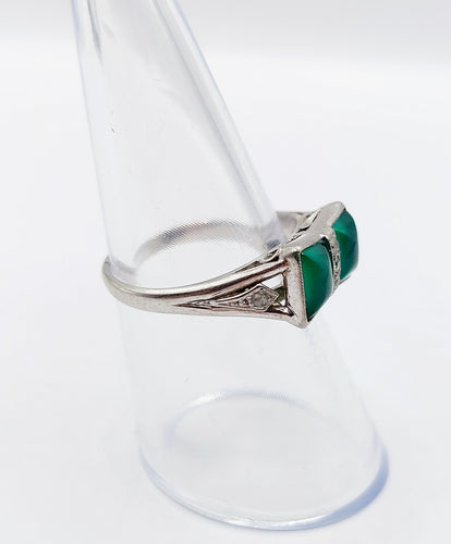 Bague 52.5 Bague tank nœud Art déco en or blanc 18k et platine, diamants et pierres vertes 58 Facettes A06581