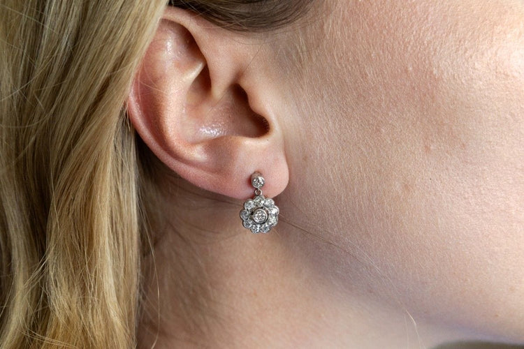 Boucles d'oreilles pendantes anciennes avec diamants en forme de fleurs.