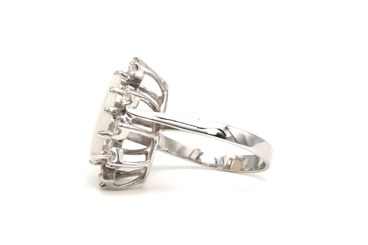 Bague 53 Bague contemporaine en or blanc 14 carats sertie d'une opale et de diamants 58 Facettes 21993
