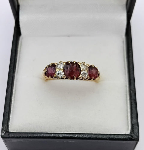 Bague 58 Bague jarretière ancienne en or jaune, sertie de grenats et diamants 58 Facettes