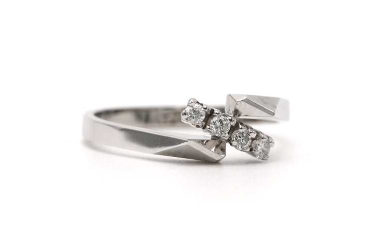 Bague 51 Bague contemporaine sertie de diamants taille brillant en or blanc 18 carats 58 Facettes 23339