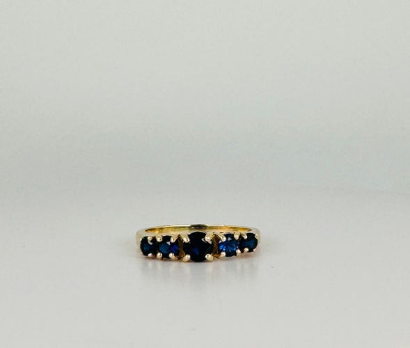 Bague 54 Bague en or jaune avec cinq saphirs bleu foncé taille ronde 58 Facettes 2407003
