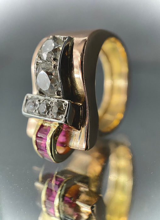 Bague modèle Tank asymétrique d'époque 1930/40 3 ors rubis diamants