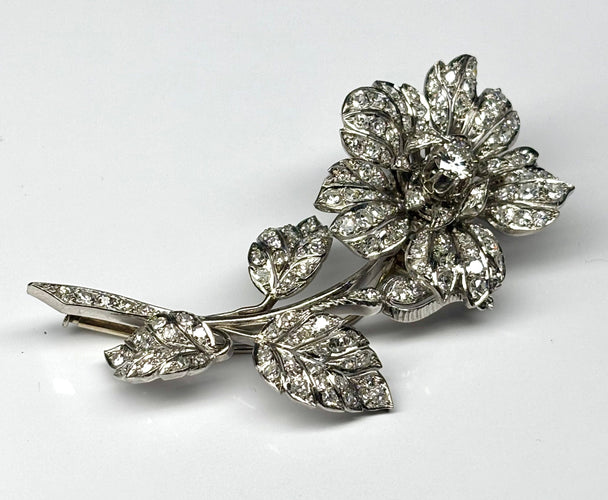 Broche Broche florale rétro en or blanc et diamants – années 40 58 Facettes E31