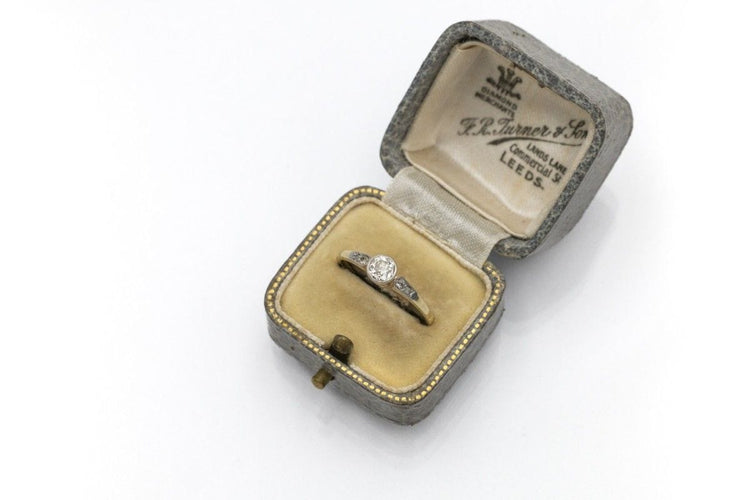 Bague 55 Bague en or jaune ancien avec un diamant taille brillant ancien de 0,40 carat, première moitié du XXe siècle 58 Facettes 11347