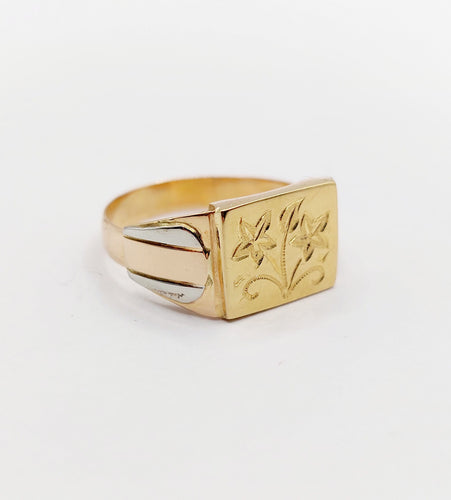 Bague 55.5 Bague chevalière antique fleurs finement ciselées en trois ors 18k 58 Facettes A06432