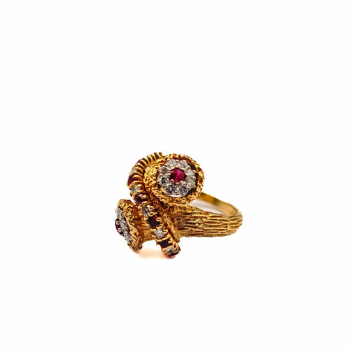 Bague 53 Bague en or jaune sertie de diamants et d'un rubis 58 Facettes