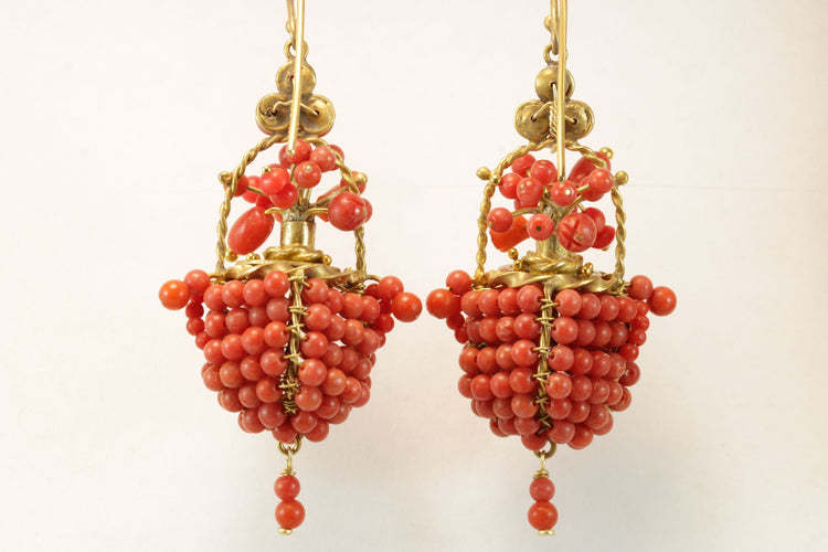 Boucles d'oreilles Boucles d'oreilles antiques en or jaune et corail 58 Facettes 7714
