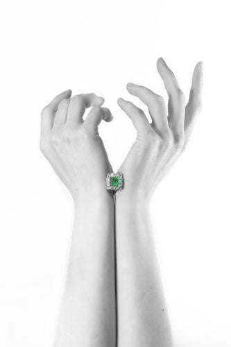 Grâce géométrique : une bague Art déco vintage en émeraude et diamant