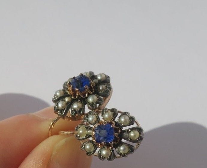 Boucles d’oreilles dormeuses marguerites saphir Verneuil perles