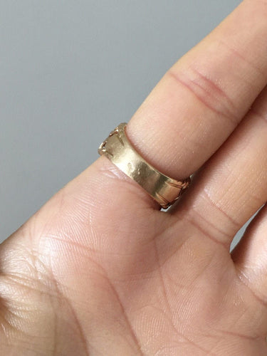 Bague en or jaune motif végétal