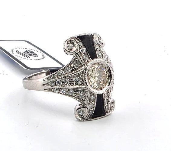 Bague en platine avec un gros diamant central et des diamants