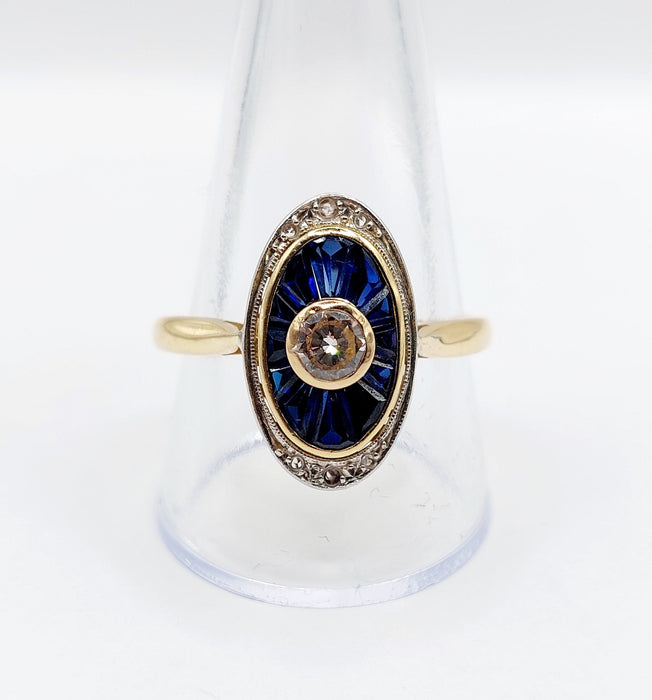 Bague marquise art deco or 18k ornée d'un diamant taille brillant de 0.50 carats entouré de saphir calibrés et de diamants taille roses (circa 1960)