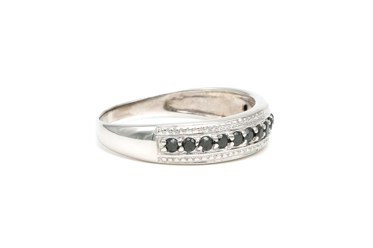 Bague 52 Bague contemporaine en or blanc 18 carats sertie de saphirs 58 Facettes B505