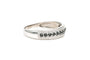 Bague 52 Bague contemporaine en or blanc 18 carats sertie de saphirs 58 Facettes B505
