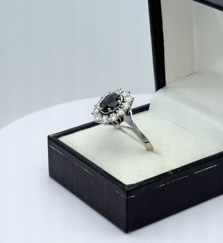 Bague 57 Bague pompadour en or gris, saphir, diamants 58 Facettes