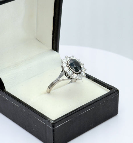 Bague 57 Bague pompadour en or gris, saphir, diamants 58 Facettes