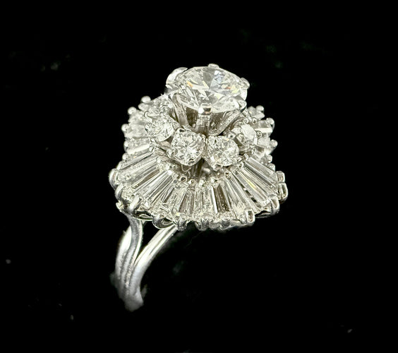 Bague jupe or blanc, diamant de 0,80 carat VS et 4,28 carats d'entourage diamant