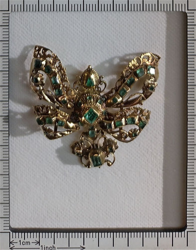Pendentif Pendentif en forme de nœud d'émeraude exposé au musée, vers 1650 – L'élégance baroque en or 58 Facettes 22033-0106