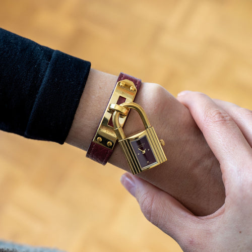 Montre Hermès - Montre Kelly en acier doré, cadran bordeaux 58 Facettes