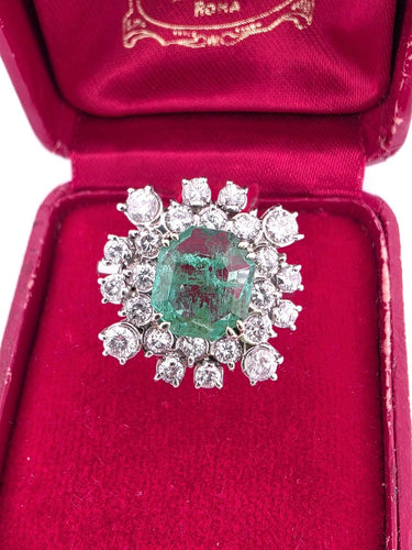 Bague 55 Magnifique bague en or blanc avec une émeraude centrale et des diamants tout autour. 58 Facettes