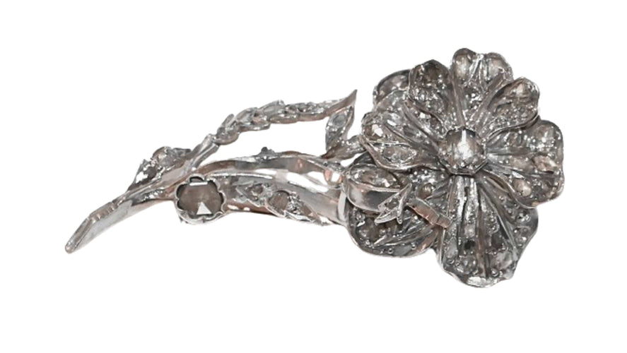 Broche Broche Fleur En Or Blanc Ornée De Diamants 58 Facettes