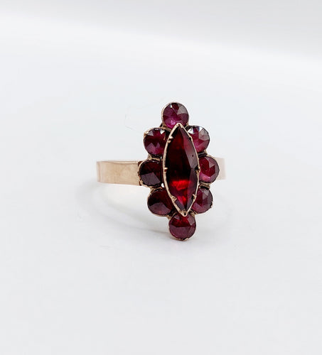 Bague 53.5 Bague marquise antique en or rose 18k ornée de grenats sur paillons 58 Facettes A06484