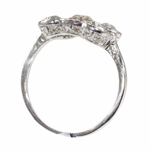 Bague 54 Bague Art déco diamant et rubis des années 1920 : un héritage romantique en platine 58 Facettes 24289-0203