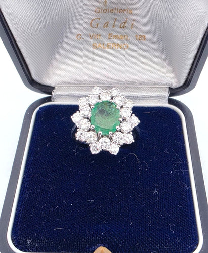 Bague 52 Bague en or blanc avec émeraude centrale et diamants 58 Facettes