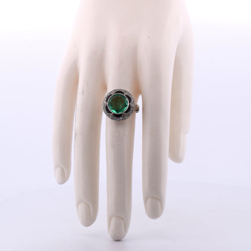 Pendentif Pendentif en or blanc avec émeraude et diamants 58 Facettes