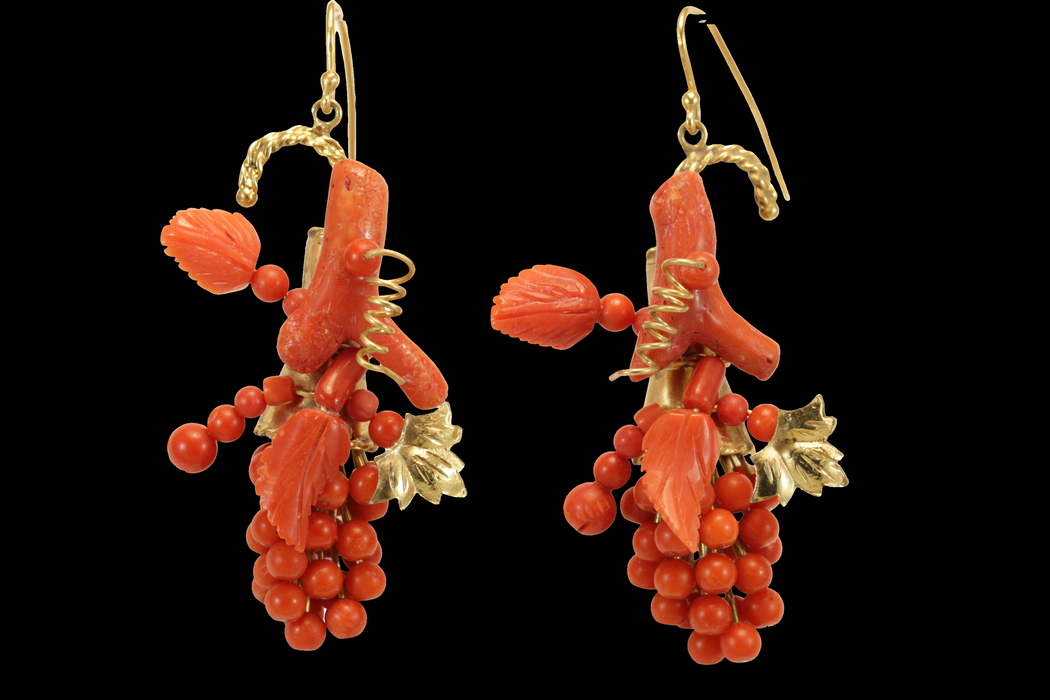 Boucles d'oreilles antiques en or et corail