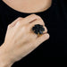 Bague 56 CHANEL - Bague Camélia or jaune onyx 58 Facettes 120