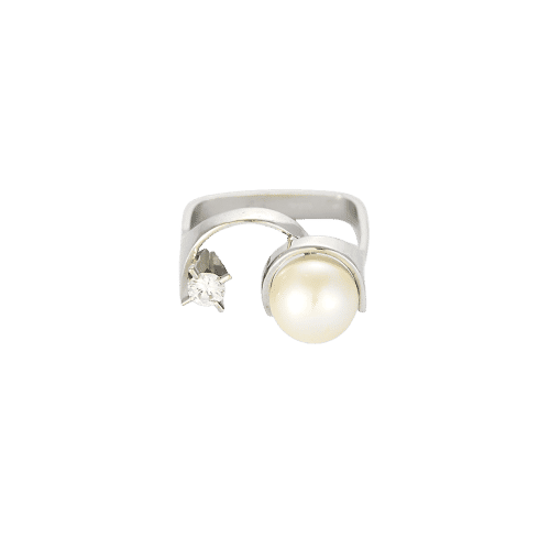 Bague 49 Bague en or blanc, perle et diamant, attribuée à Alain Roure 58 Facettes
