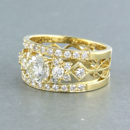 Bague en or jaune sertie de diamants taille brillant