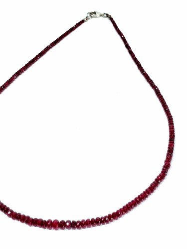 Collier Collier de perles en rubis avec fermoir en argent 58 Facettes