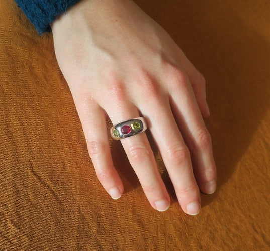 Bague 57 Bague jonc or blanc rubis et péridots 58 Facettes