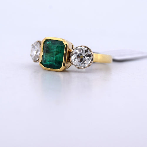 Bague 56 Bague vintage en or jaune 18 carats ornée d'une émeraude et de diamants 58 Facettes