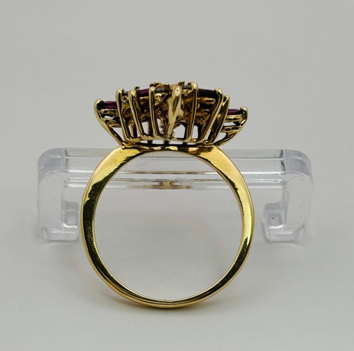 Bague 47 Bague en or avec rubis et diamants. 58 Facettes 50156