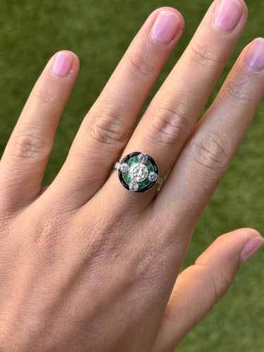 Bague 56 Bague de style Art déco en platine ornée de diamants, d'émeraudes et d'onyx 58 Facettes