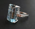 Bague 57 Bague sertie d'une Importante Aigue Marine épaulée de Diamants 58 Facettes