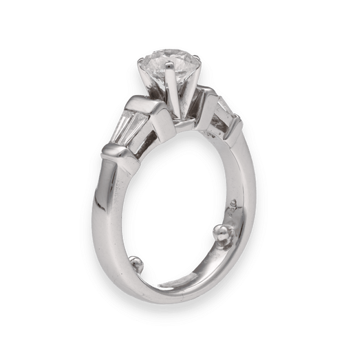 Bague 52-53 Solitaire en or gris 18 Cts avec diamant central de 1,02 Ct F-VS2 et trapezes 0,38 Ct - Certificat IGI - Taille 52-53 58 Facettes FB08338