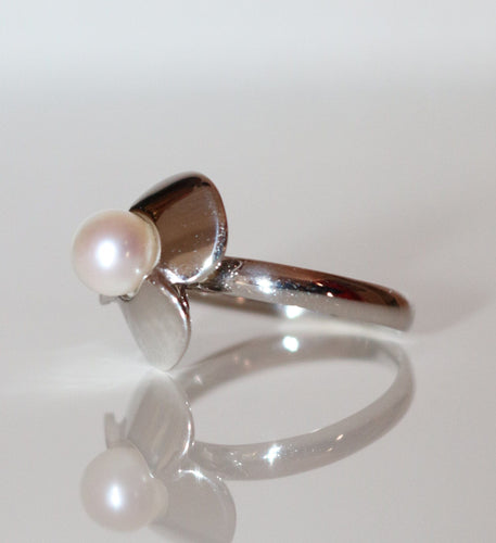 Bague 50 POIRAY - Bague Trèfle Or blanc Perle Blanche 58 Facettes 041