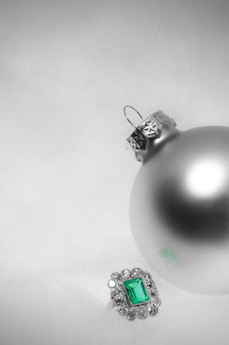 Luxe d'après-guerre : bague de fiançailles en émeraude et diamants