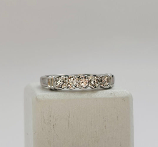 Bague 52 Bague en or blanc et diamant. 58 Facettes 50144