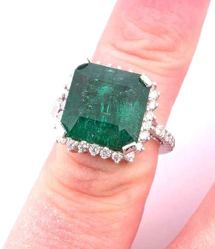 Bague 48 Bague en or blanc avec émeraudes et diamants 58 Facettes