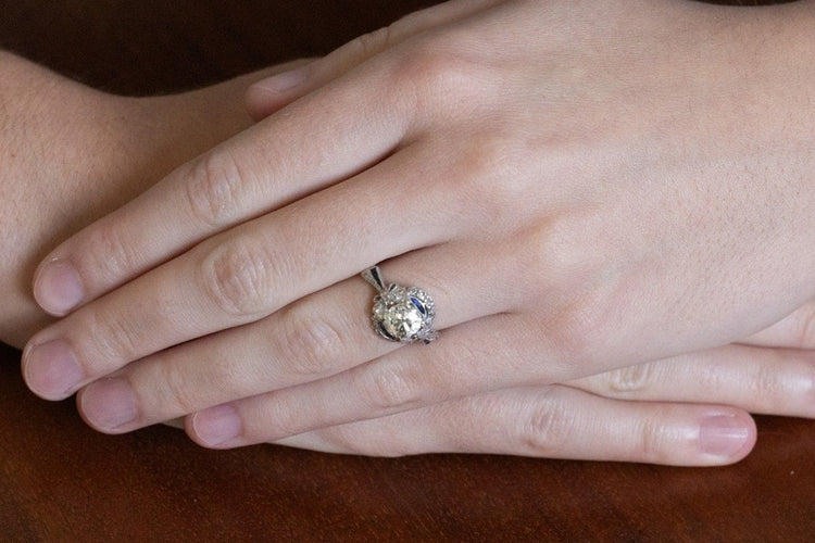 Bague 57 Une bague impressionnante ornée de diamants de 1,94 carat et de saphirs synthétiques. 58 Facettes PPK02