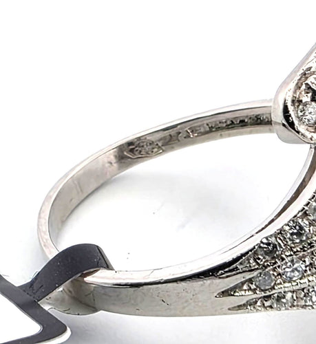 Bague en platine avec un gros diamant central et des diamants