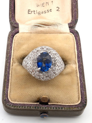 Bague 52 Bague en or blanc avec saphir central et diamants environnants 58 Facettes