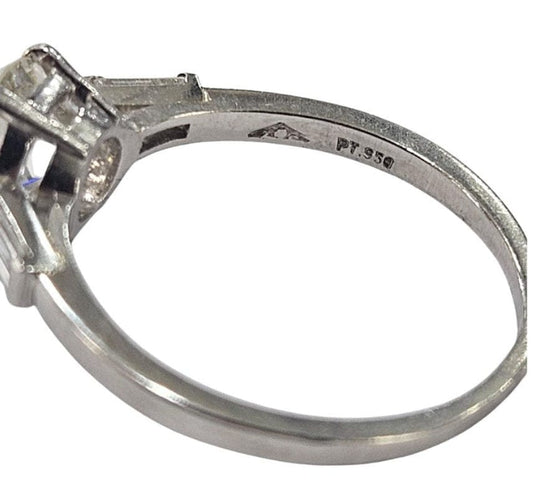 Bague 51 Bague ancienne en platine, vers 1920, sertie d'un diamant taille ancienne de 1,25 carat et de deux diamants baguette. 58 Facettes E42